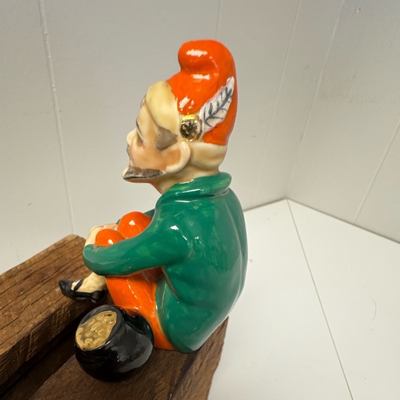 Dresden MZ Ireland Porcelain Leprechaun Figurine with a Pot of Gold Vintage 50s - Picture 4 of 5